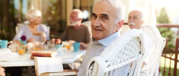 Seniorinnen verbringen ihr Alter gemeinsam und selbstbestimmt in einer Senioren-WG als Alternative zum Pflegeheim