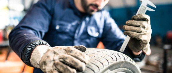 Reifenreparatur und Profil-Check in Kfz-Werkstatt
