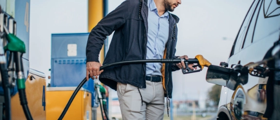 mann-an-tankstelle