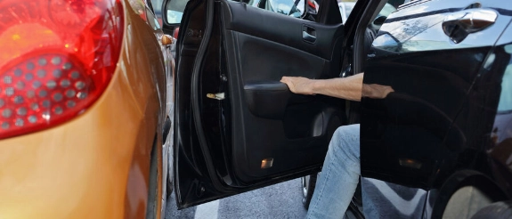 Geparktes Auto wird durch Türöffnen beschädigt