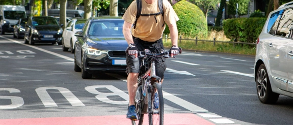 Radfahrer und Auto