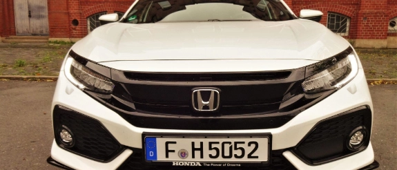 Weißer Honda Civic mit LED-Scheinwerfern und schwarzer Frontmaske, geparktes Auto mit deutschem Kennzeichen F-H 5052