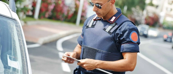 Italienischer Polizist überprüft Dokumente