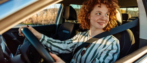 Junge Frau im Auto