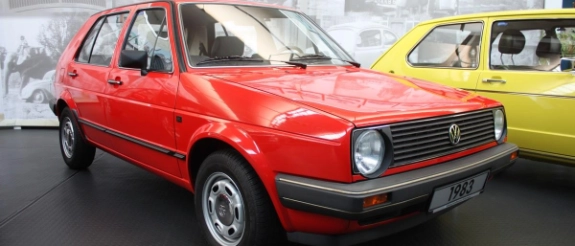 Roter VW Golf II in Museumsausstellung, daneben gelber VW Golf, Innenraum mit modernem Interieur sichtbar