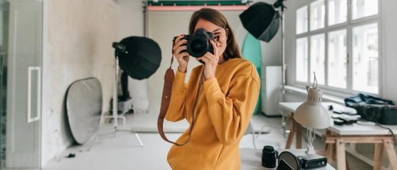 Fotografin übt ihren Beruf als Selbstständige aus und ist mit BU-Versicherung abgesichert.