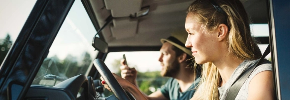 Frau und Mann unterwegs mit dem Campingauto.