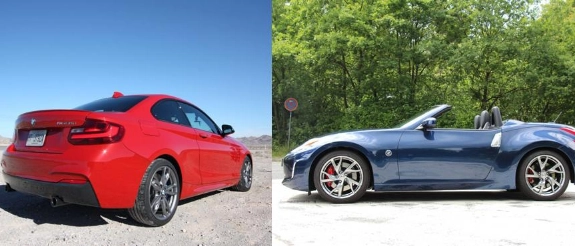 Rotes und dunkelblaues Sportauto nebeneinander auf Parkplatz mit Bäumen im Hintergrund