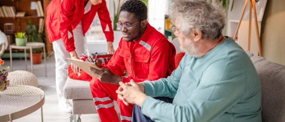 Ein pflegebedürftiger Mann hat den Hausnotruf getätigt und der Rettungsdienst ist bei ihm zuhause eingetroffen.
