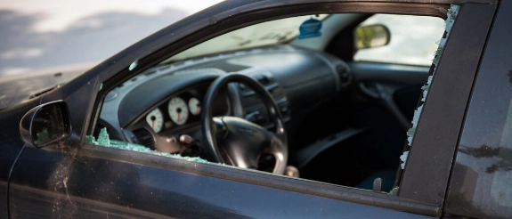 Eingeschlagene Fensterscheibe beim Auto.