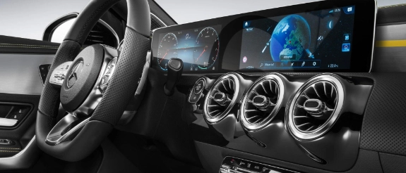 Modernes Auto-Cockpit mit schwarzem Lenkrad, digitalem Dashboard und blauem Touchscreen-Display, minimalistisches Interieur-Design