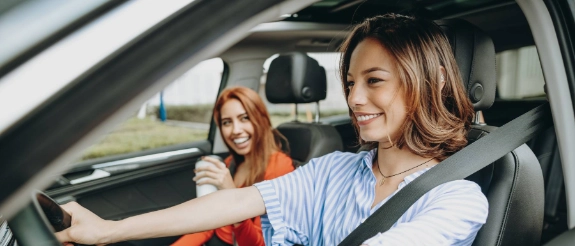 Junge Frauen fahren im Auto