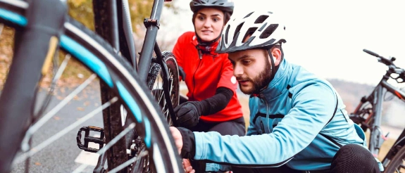 Mann repariert Fahrrad