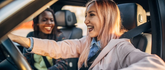 Freundin mit Auto unterwegs.