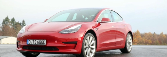 roter Tesla Model 3