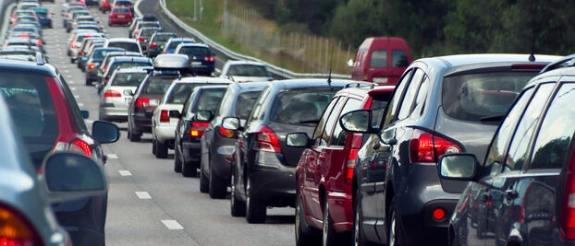 Autos fahren dicht aneinander