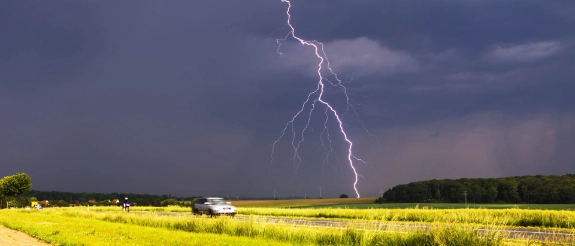 Blitz aus dem Auto heraus fotografiert