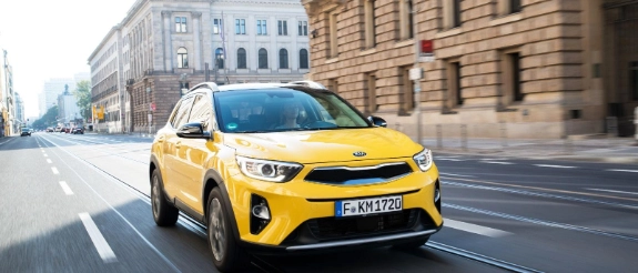 Kia Stonic R+V24 Drive Check auf der Straße in der Innenstadt 