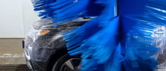 Auto in der Waschanlage.