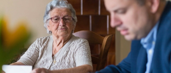 Seniorin zeigt Enkel Dokumente zum Entlastungsbetrag