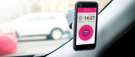 Handyhalterung im Auto mit Easypark-App auf dem Bildschirm.