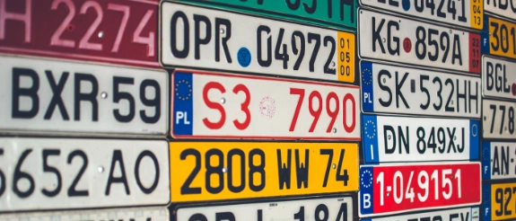 Sammlung von europäischen Kfz-Kennzeichen