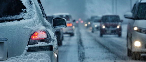 Autos auf der Straße im Schnee.