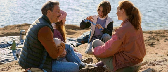 Eine Familie erklärt ihren Kindern die Vorteile einer Altersvorsorge.