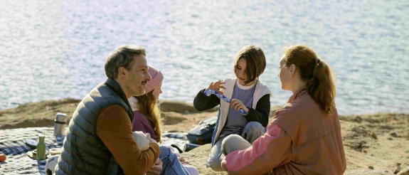 Eine Familie erklärt ihren Kindern die Vorteile einer Altersvorsorge.