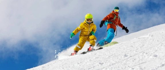 Vater und Sohn fahren zusammen Ski