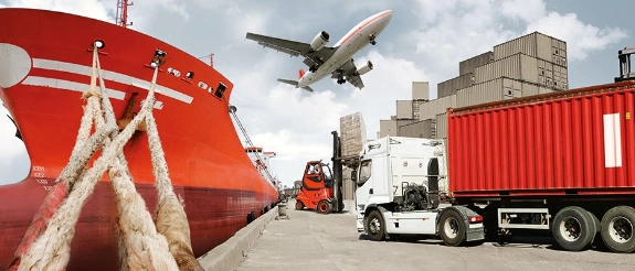 Containerhafen mit Frachtflugzeug im Landeanflug, Gabelstapler und Lastkraftwagen beim Laden von Containern