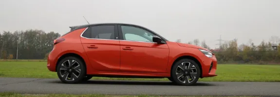 roter OpelCorsa-e Seitenansicht 