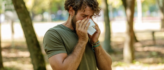 Mann mit Pollenallergie niest