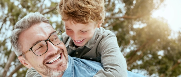 Vater und Sohn freuen sich über einen umfassenden Privat-Rechtsschutz.