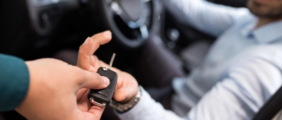 Autoschlüssel wird übergeben