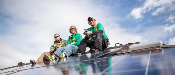 Personen sind froh, dass sie die beste Photovoltaikversicherung gefunden haben.