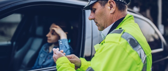 Junge Frau in Polizeikontrolle.