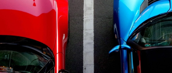 kundenparkplatz zwei eingeparkte autos