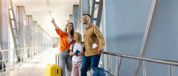 Mit einer Checkliste für die Flugreise startet eine Familie entspannt in den Urlaub.