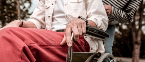 Nahaufnahme von Mann der im Rollstuhl sitzt im freien