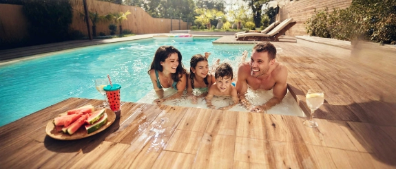 Eine Familie genießt einen entspannten Sommerurlaub dank guter Vorbereitung mit Packliste.