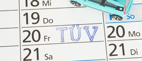 Ein Kalender, Wagen und Termin beim TÜV