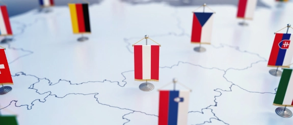 Flagge von Österreich auf einer Europakarte.