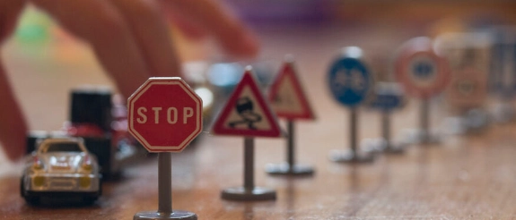 Miniatur Auto und Straßenschilder.