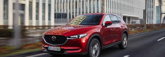 Mazda CX-5 auf der Straße unterwegs