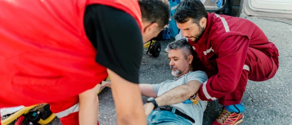 Sanitätsteam hilft verletzter Person.