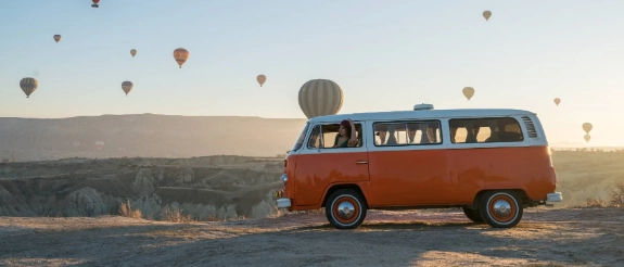 Ein Volkswagen, der mit der Kfz-Versicherung der R+V abgesichert ist.