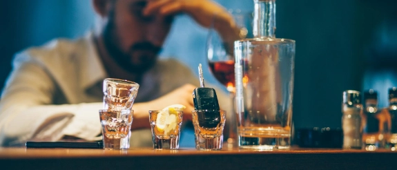 Betrunkener Mann in einer Bar.