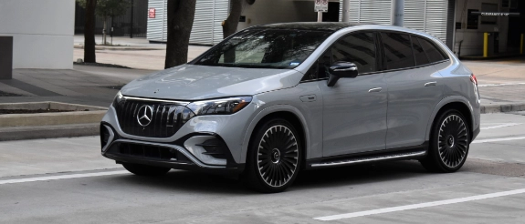 Silberner Mercedes-AMG GLE SUV steht auf der Straße vor städtischem Hintergrund mit modernem Design