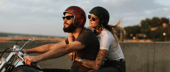 Junges Paar unterwegs auf dem Motorrad.